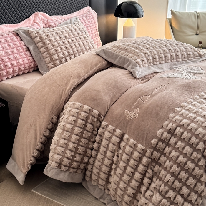 91家纺网 家纺一手货源 找家纺 （总）优姿家纺 2025新品兔毛绣花保暖四件套-蝶梦芳华