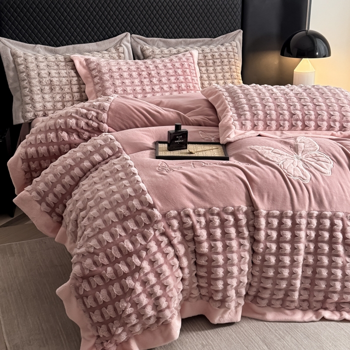 91家纺网 家纺一手货源 找家纺 优姿家纺 2025新品兔毛绣花保暖四件套-蝶梦芳华 蝶梦芳华-玖红色