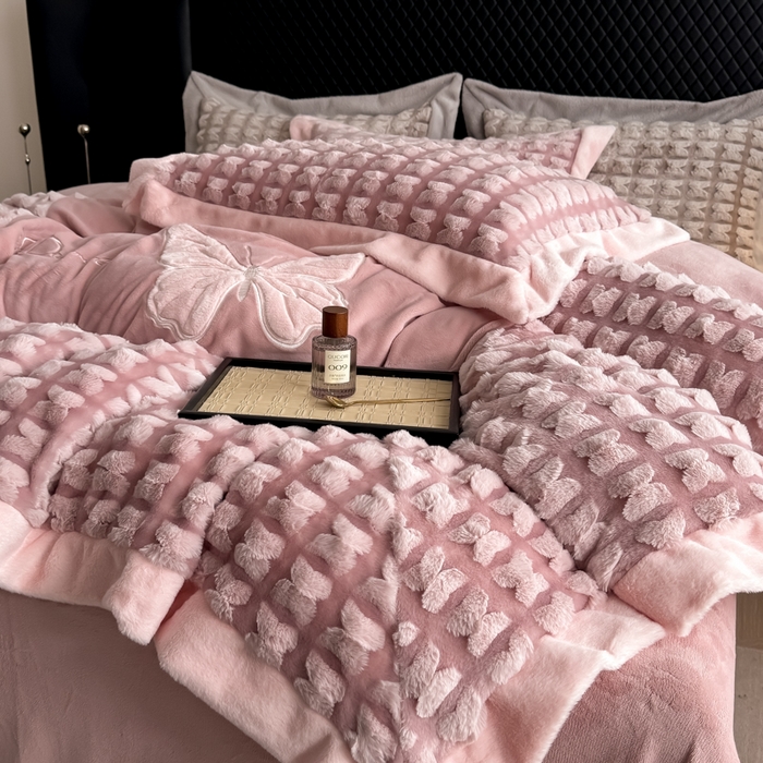 91家纺网 家纺一手货源 找家纺 优姿家纺 2025新品兔毛绣花保暖四件套-蝶梦芳华 蝶梦芳华-玖红色