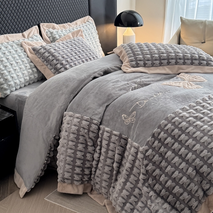 91家纺网 家纺一手货源 找家纺 优姿家纺 2025新品兔毛绣花保暖四件套-蝶梦芳华 蝶梦芳华-灰