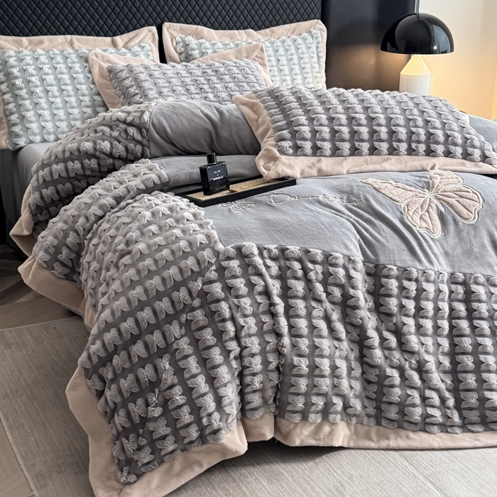 91家纺网 家纺一手货源 找家纺 优姿家纺 2025新品兔毛绣花保暖四件套-蝶梦芳华 蝶梦芳华-灰