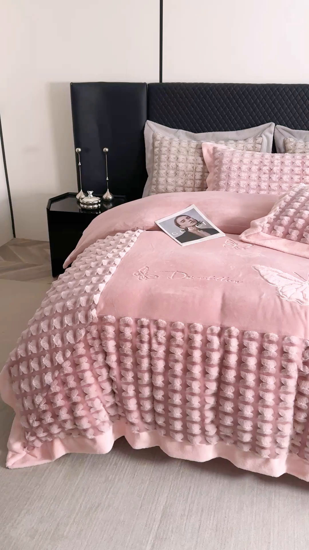 91家纺网 家纺一手货源 找家纺 优姿家纺 2025新品兔毛绣花保暖四件套-蝶梦芳华 蝶梦芳华-玖红色