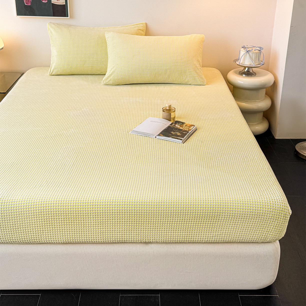 91家纺网 家纺一手货源 找家纺 如一 2025新款全消光230克烂花牛奶绒马卡龙系列床笠枕套三件套 马卡龙-白黄