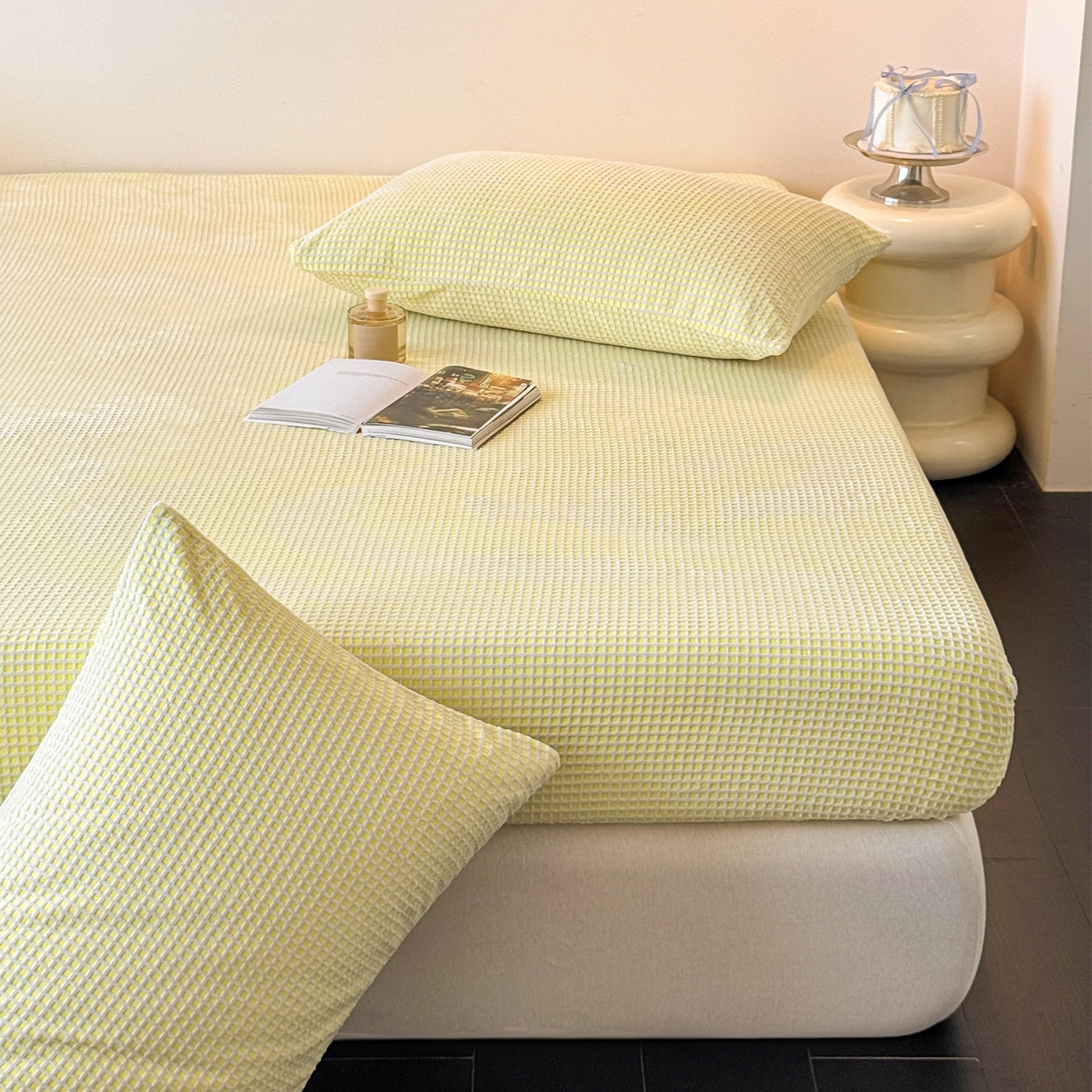 91家纺网 家纺一手货源 找家纺 如一 2025新款全消光230克烂花牛奶绒马卡龙系列床笠枕套三件套 马卡龙-白黄