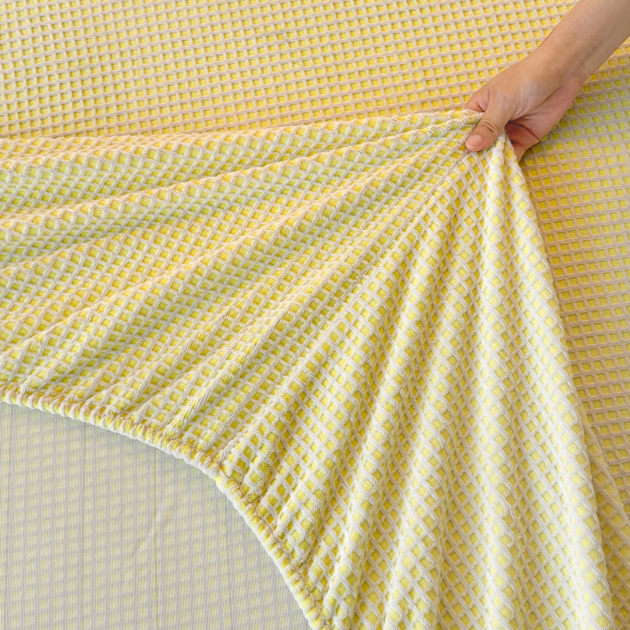 91家纺网 家纺一手货源 找家纺 如一 2025新款全消光230克烂花牛奶绒马卡龙系列床笠枕套三件套 马卡龙-白黄