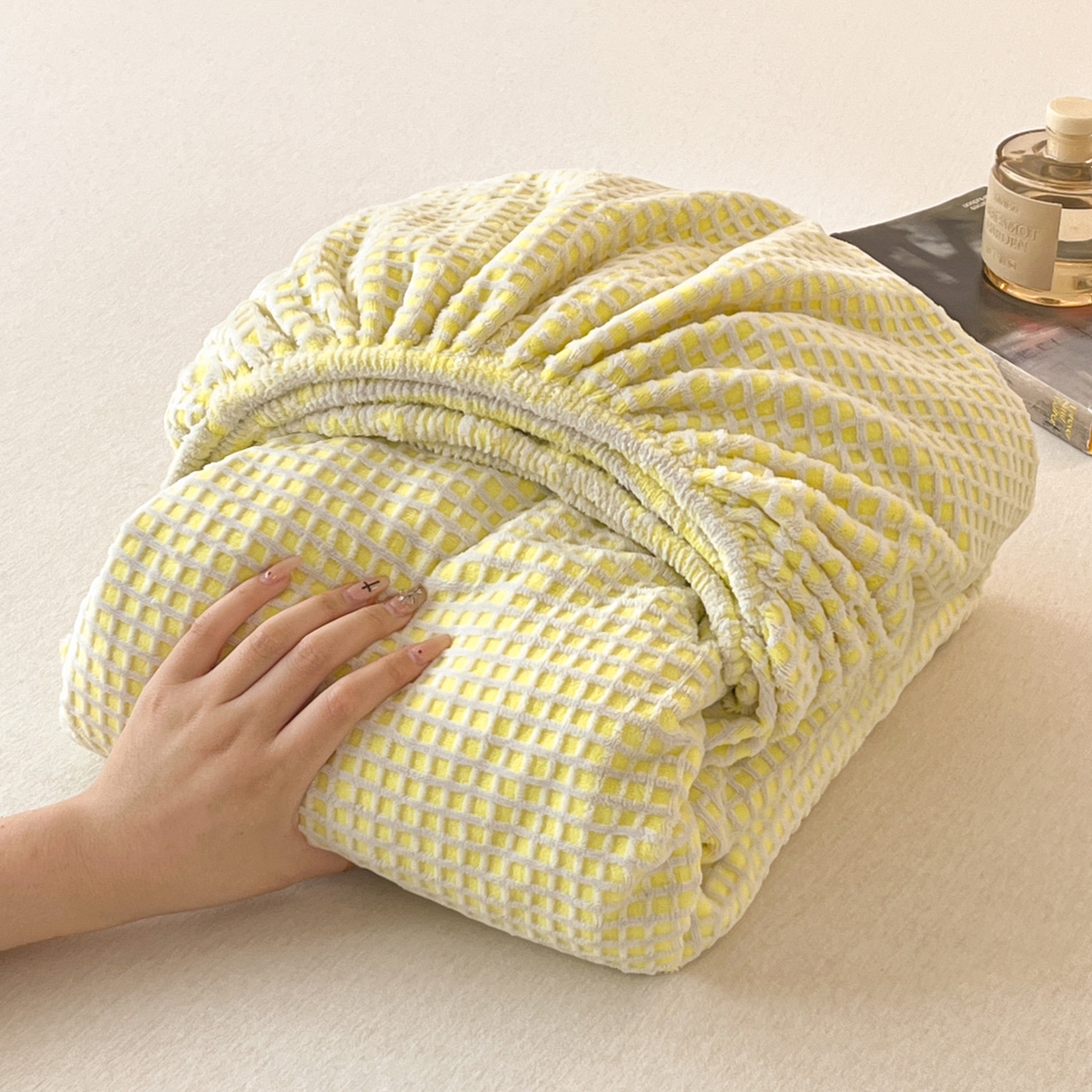 91家纺网 家纺一手货源 找家纺 如一 2025新款全消光230克烂花牛奶绒马卡龙系列床笠枕套三件套 马卡龙-白黄