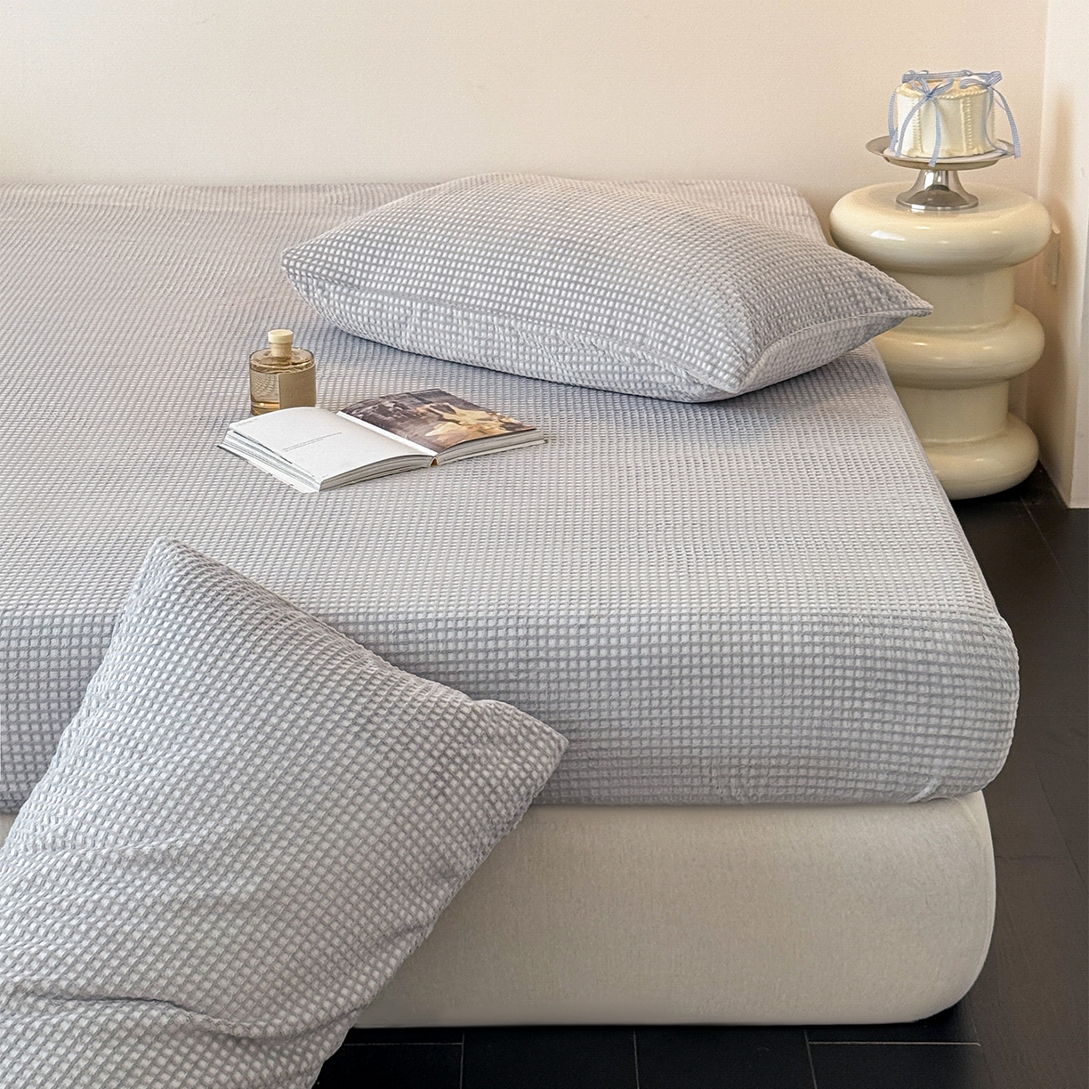 91家纺网 家纺一手货源 找家纺 如一 2025新款全消光230克烂花牛奶绒马卡龙系列床笠枕套三件套 马卡龙-灰白