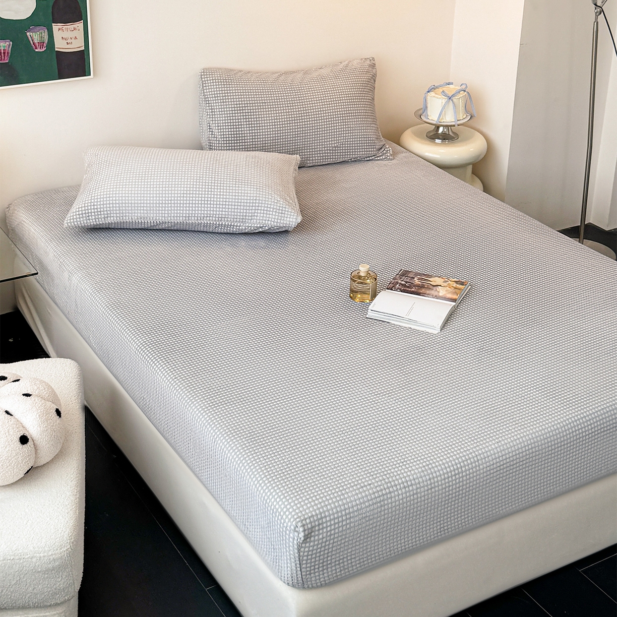 91家纺网 家纺一手货源 找家纺 如一 2025新款全消光230克烂花牛奶绒马卡龙系列床笠枕套三件套 马卡龙-灰白