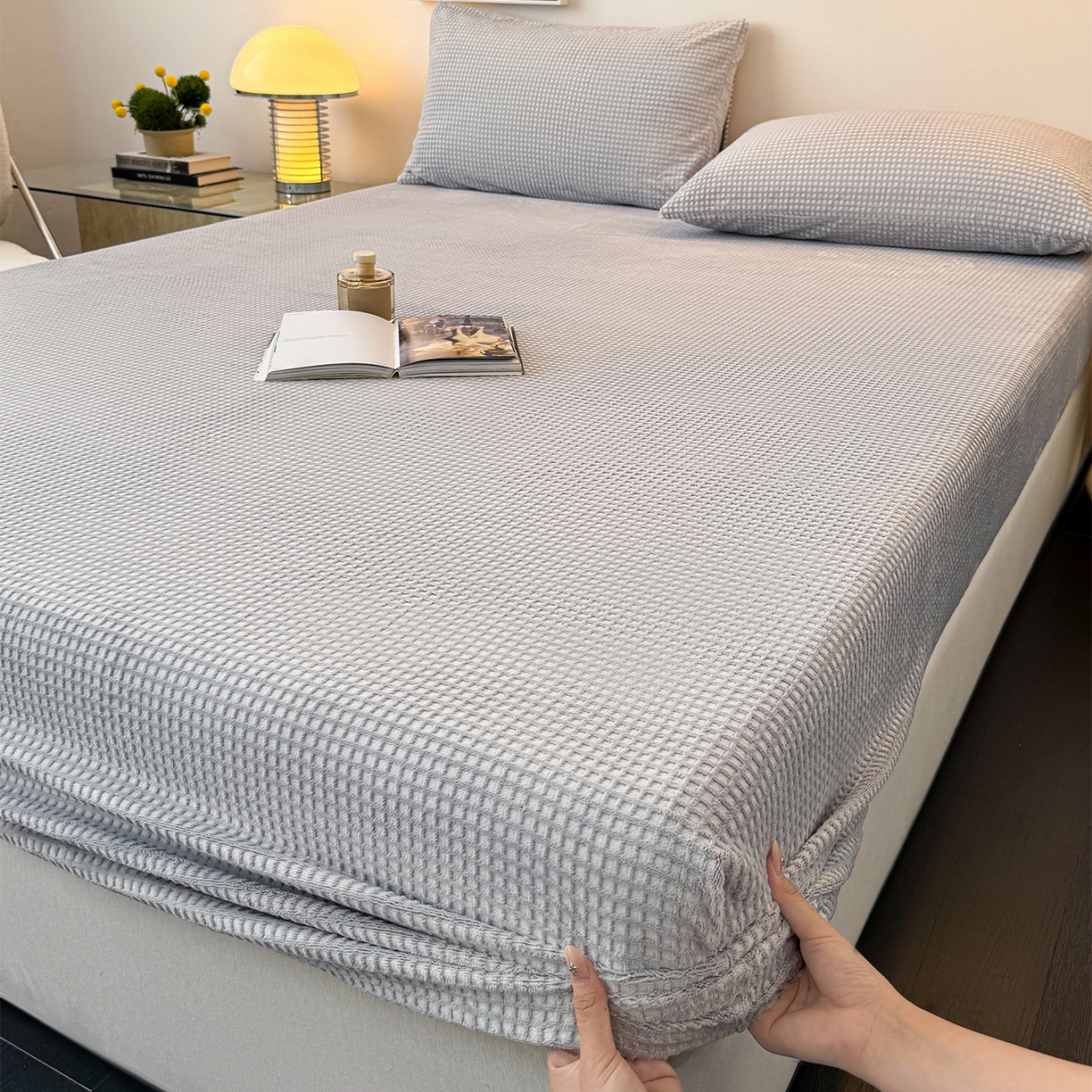 91家纺网 家纺一手货源 找家纺 如一 2025新款全消光230克烂花牛奶绒马卡龙系列床笠枕套三件套 马卡龙-灰白