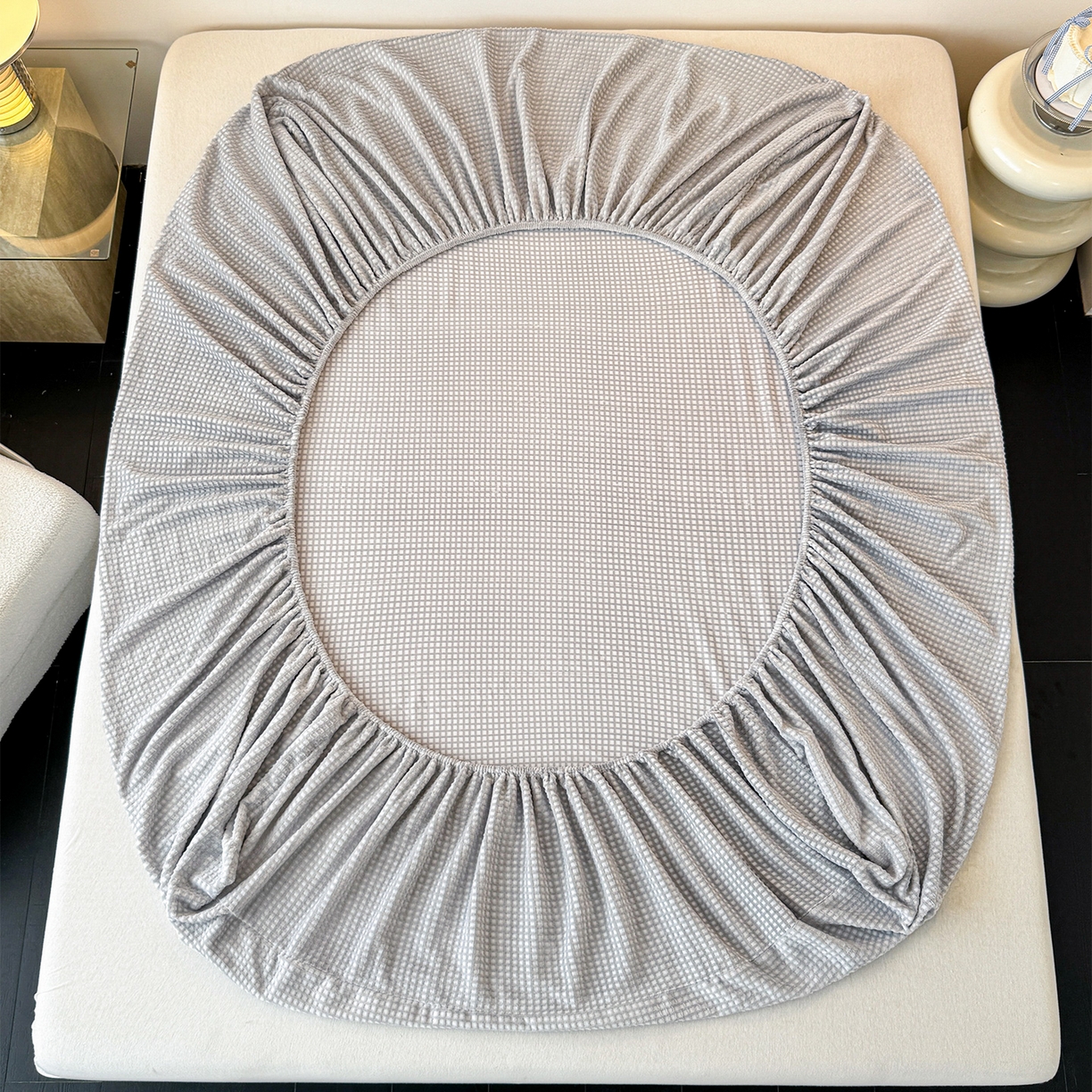 91家纺网 家纺一手货源 找家纺 如一 2025新款全消光230克烂花牛奶绒马卡龙系列床笠枕套三件套 马卡龙-灰白