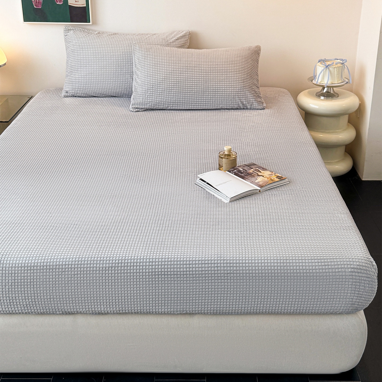 91家纺网 家纺一手货源 找家纺 如一 2025新款全消光230克烂花牛奶绒马卡龙系列床笠枕套三件套 马卡龙-灰白