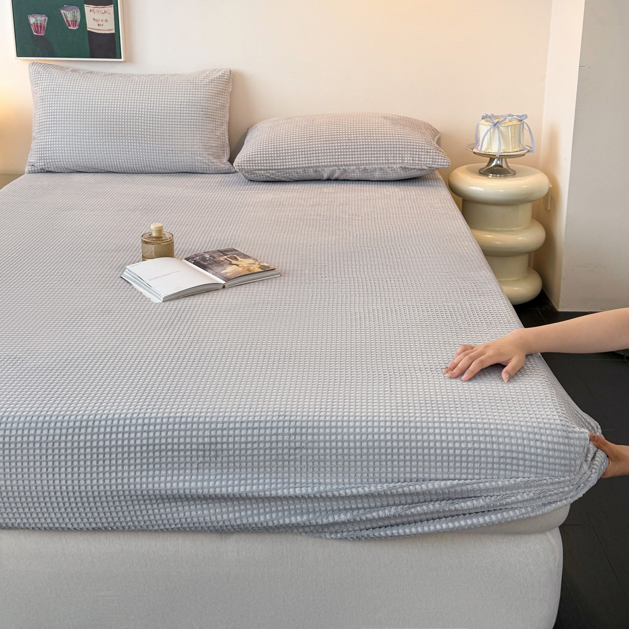 91家纺网 家纺一手货源 找家纺 如一 2025新款全消光230克烂花牛奶绒马卡龙系列床笠枕套三件套 马卡龙-灰白