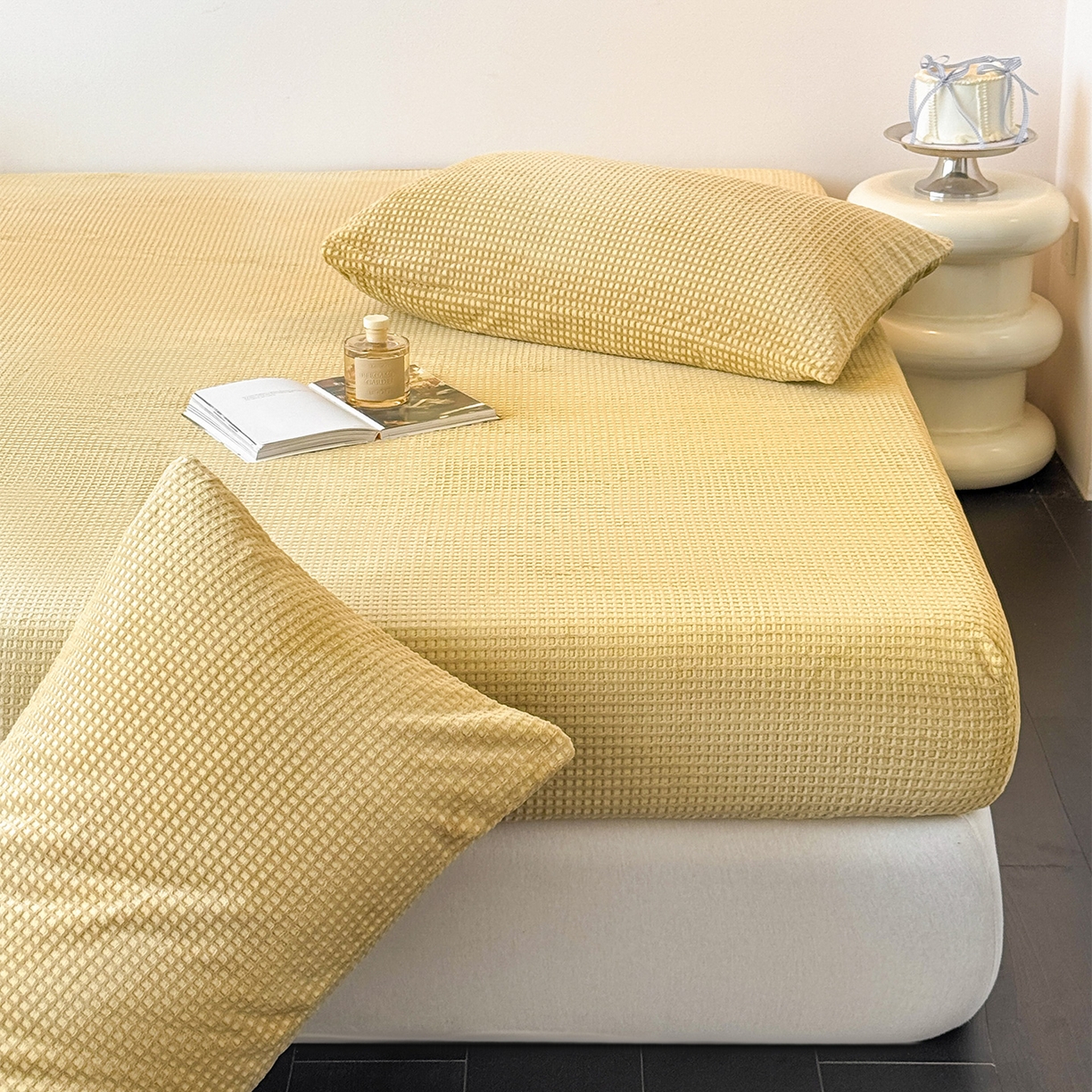 91家纺网 家纺一手货源 找家纺 如一 2025新款全消光230克烂花牛奶绒马卡龙系列床笠枕套三件套 马卡龙-咖黄