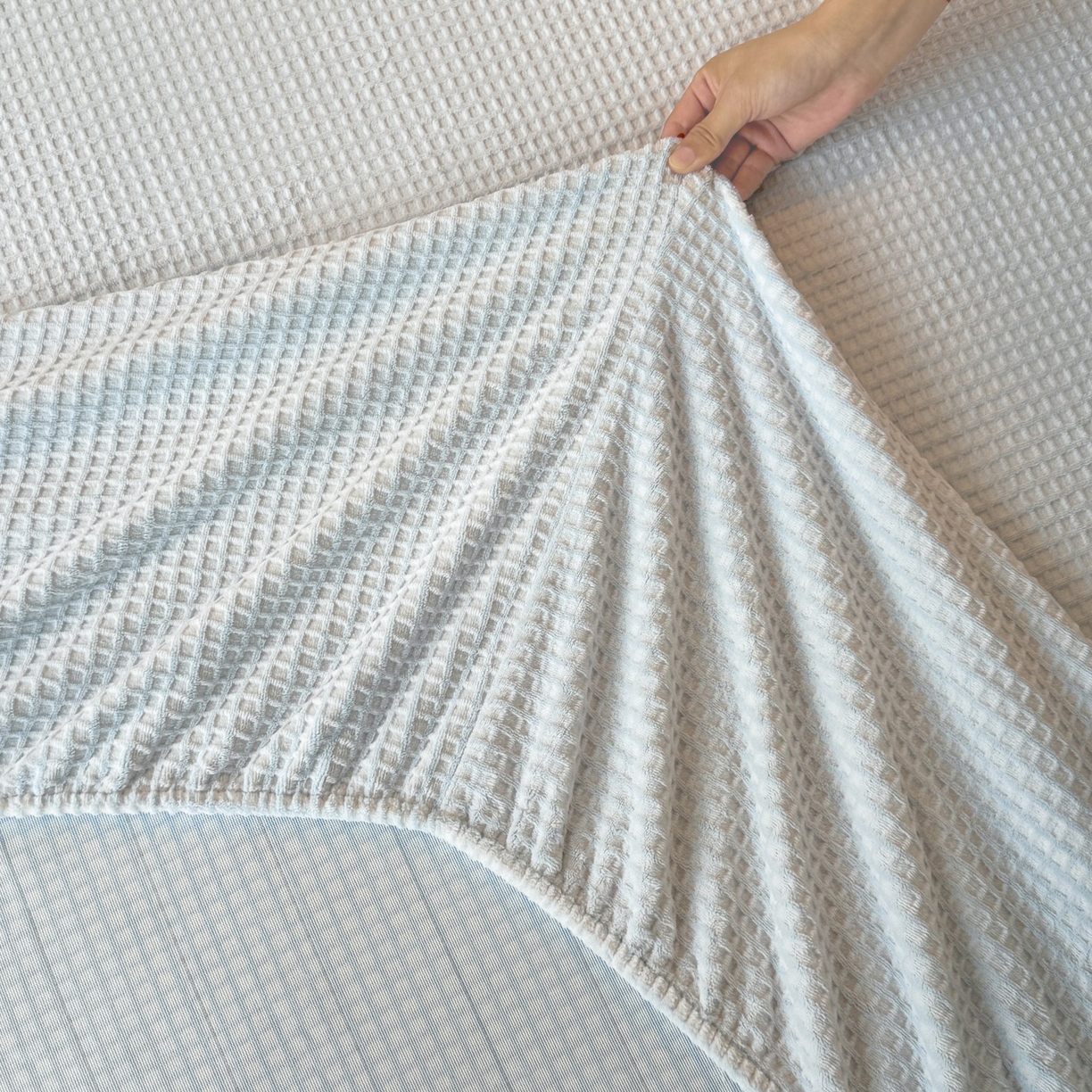 91家纺网 家纺一手货源 找家纺 如一 2025新款全消光230克烂花牛奶绒马卡龙系列床笠枕套三件套 马卡龙-蓝白