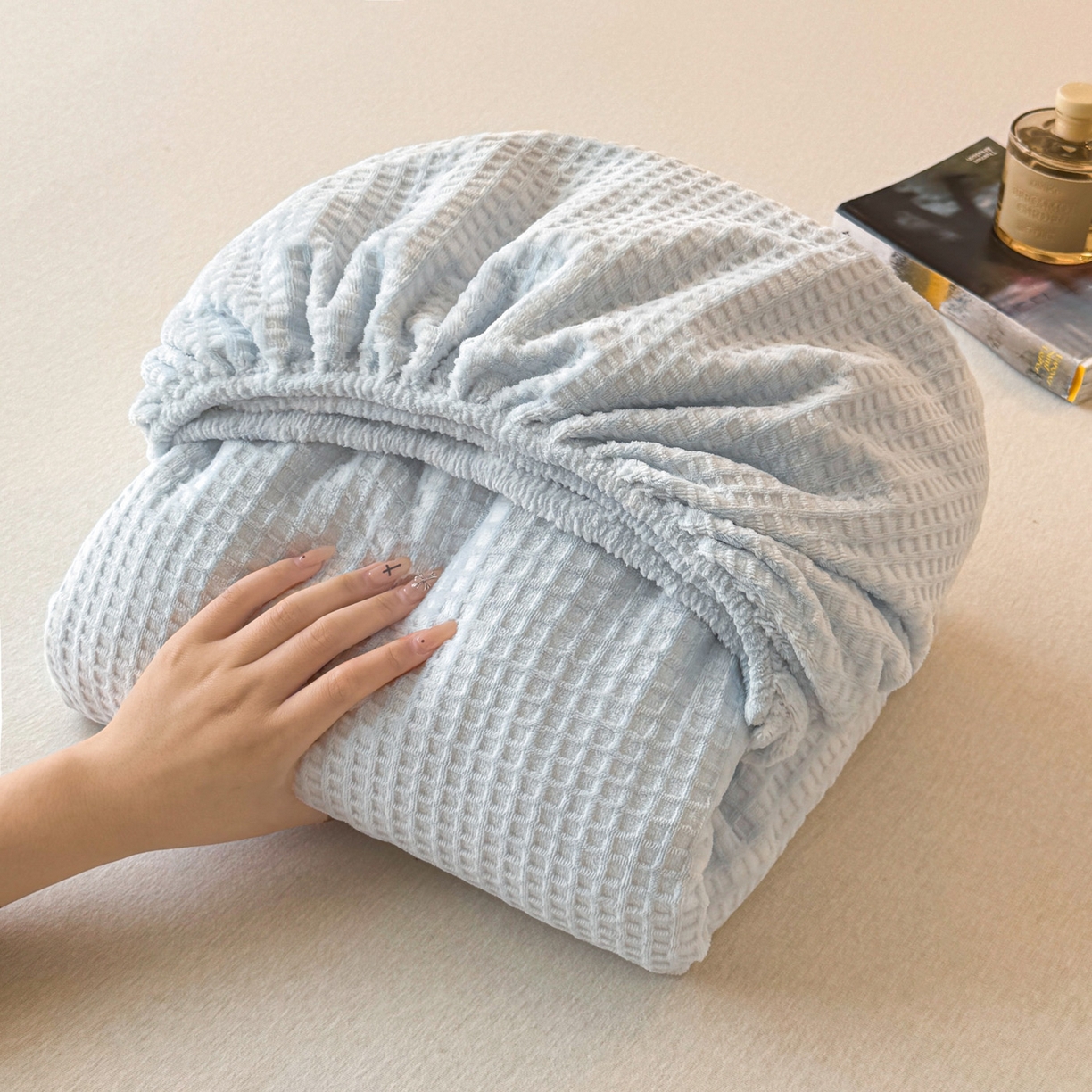 91家纺网 家纺一手货源 找家纺 如一 2025新款全消光230克烂花牛奶绒马卡龙系列床笠枕套三件套 马卡龙-蓝白