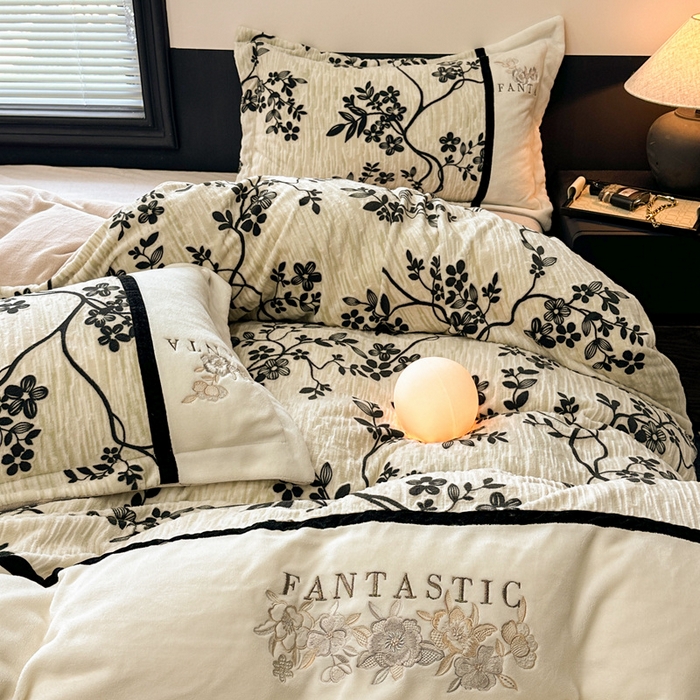 91家纺网 家纺一手货源 找家纺 金牛座家纺 2025新款立体雕花加厚牛奶绒刺绣拼接四件套【控价 售价请勿低于158】 春见