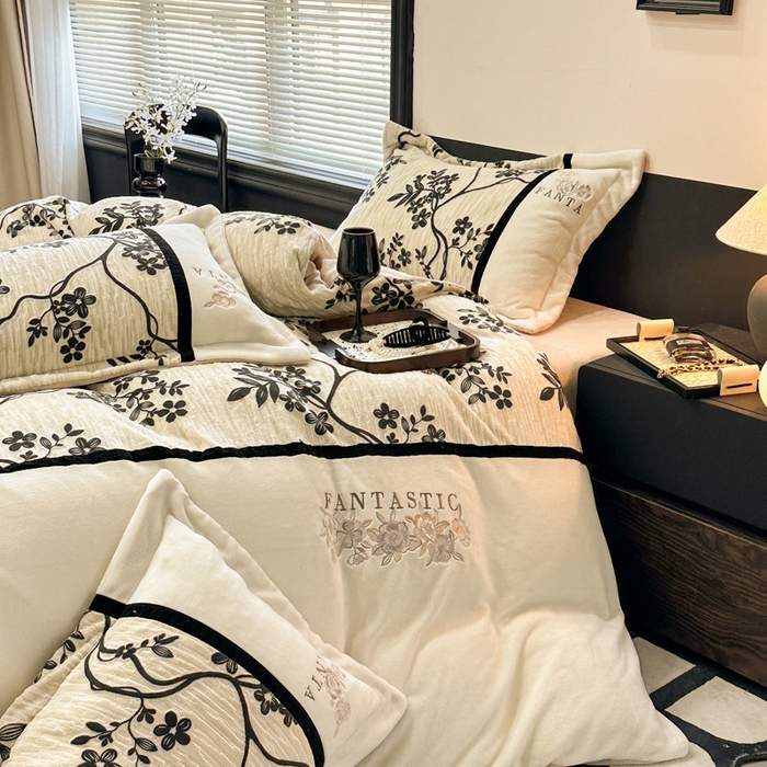 91家纺网 家纺一手货源 找家纺 金牛座家纺 2025新款立体雕花加厚牛奶绒刺绣拼接四件套【控价 售价请勿低于158】 春见