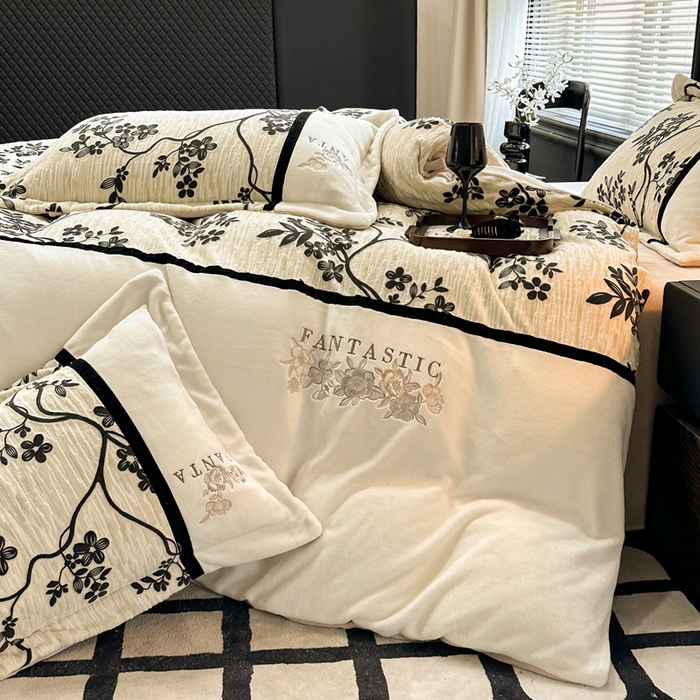 91家纺网 家纺一手货源 找家纺 金牛座家纺 2025新款立体雕花加厚牛奶绒刺绣拼接四件套【控价 售价请勿低于158】 春见