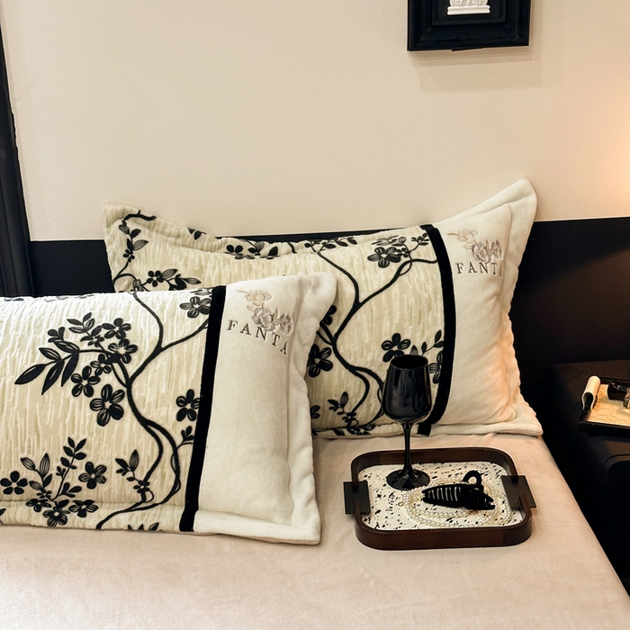 91家纺网 家纺一手货源 找家纺 金牛座家纺 2025新款立体雕花加厚牛奶绒刺绣拼接四件套【控价 售价请勿低于158】 春见