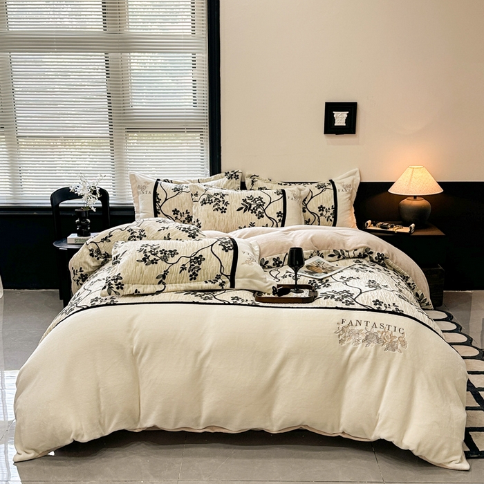 91家纺网 家纺一手货源 找家纺 金牛座家纺 2025新款立体雕花加厚牛奶绒刺绣拼接四件套【控价 售价请勿低于158】 春见