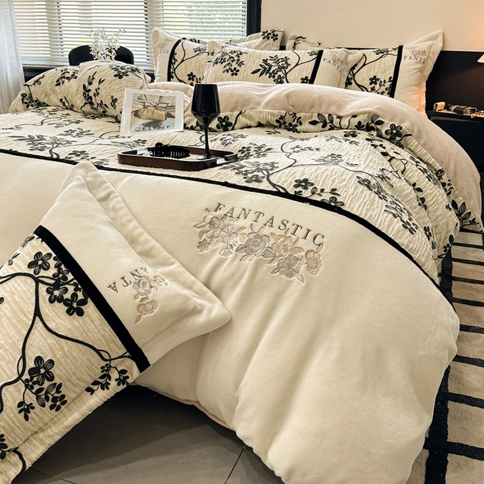 91家纺网 家纺一手货源 找家纺 金牛座家纺 2025新款立体雕花加厚牛奶绒刺绣拼接四件套【控价 售价请勿低于158】 春见