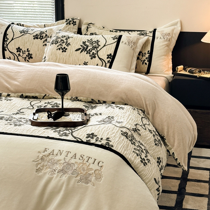 91家纺网 家纺一手货源 找家纺 金牛座家纺 2025新款立体雕花加厚牛奶绒刺绣拼接四件套【控价 售价请勿低于158】 春见