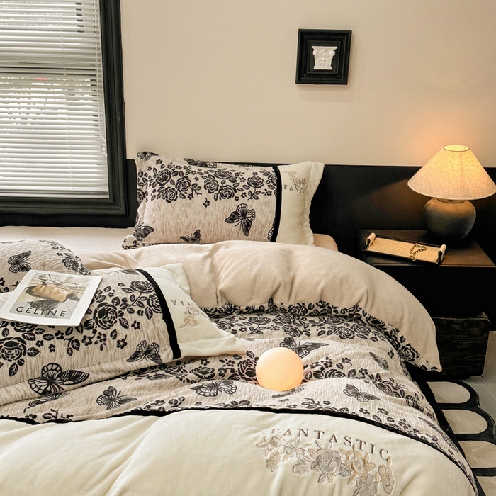 91家纺网 家纺一手货源 找家纺 金牛座家纺 2025新款立体雕花加厚牛奶绒刺绣拼接四件套【控价 售价请勿低于158】 蝶林