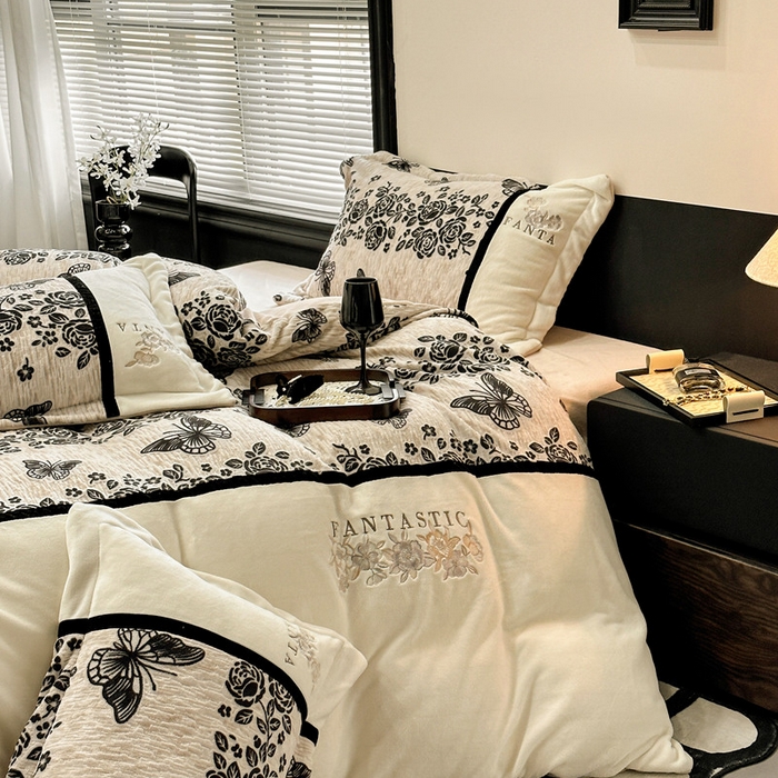 91家纺网 家纺一手货源 找家纺 金牛座家纺 2025新款立体雕花加厚牛奶绒刺绣拼接四件套【控价 售价请勿低于158】 蝶林