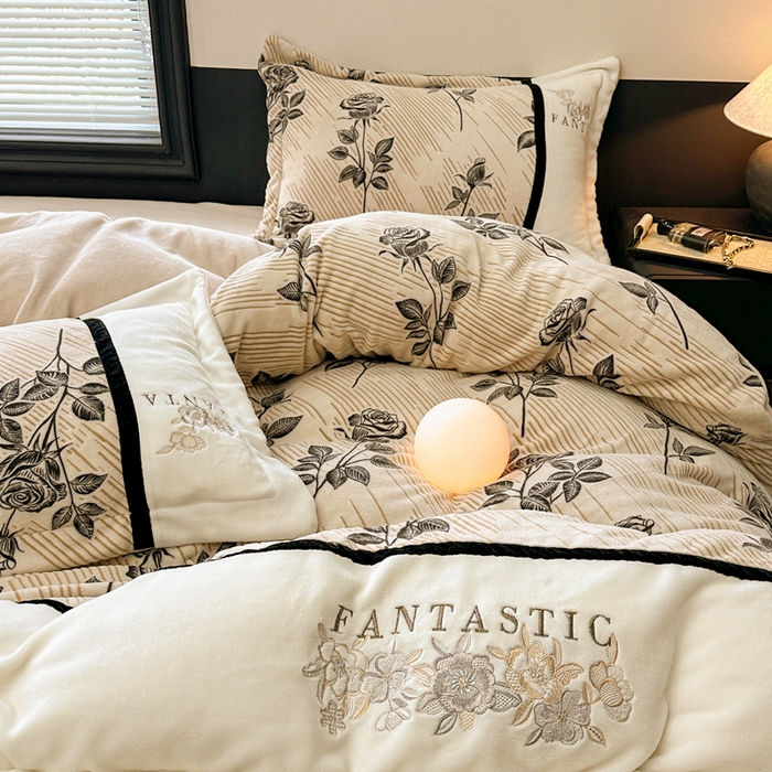 91家纺网 家纺一手货源 找家纺 金牛座家纺 2025新款立体雕花加厚牛奶绒刺绣拼接四件套【控价 售价请勿低于158】 玫语