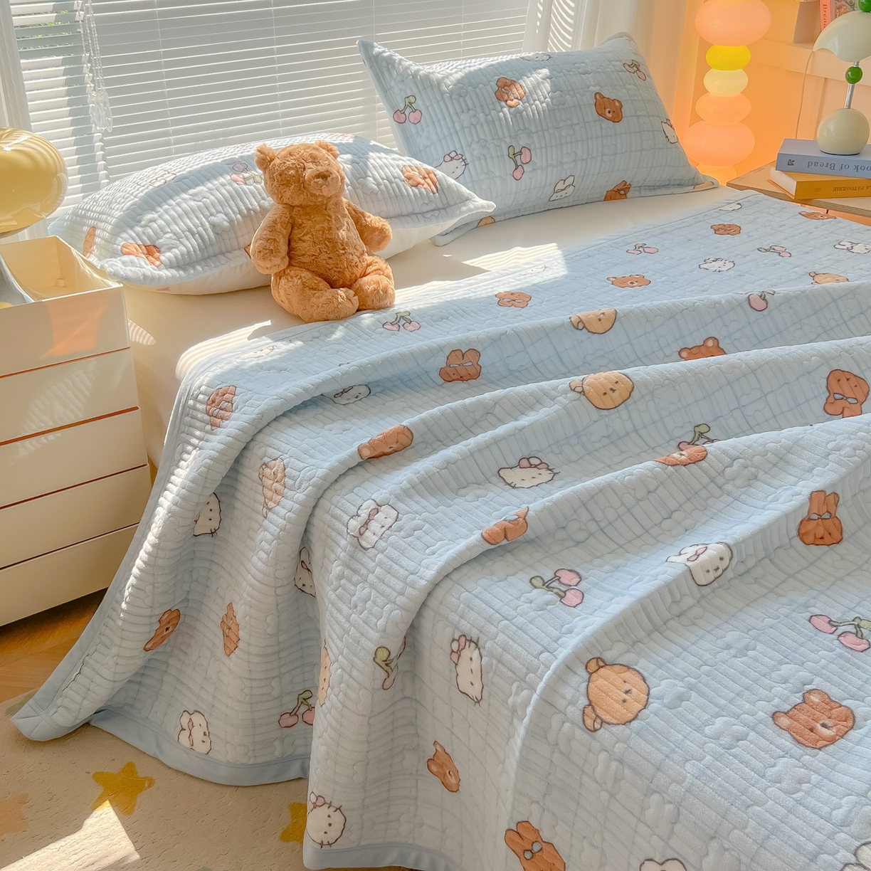 91家纺网 家纺一手货源 找家纺 （总）慕晨 2025新款高克重牛奶绒印花豆豆绒夹棉床盖三件被套四件套