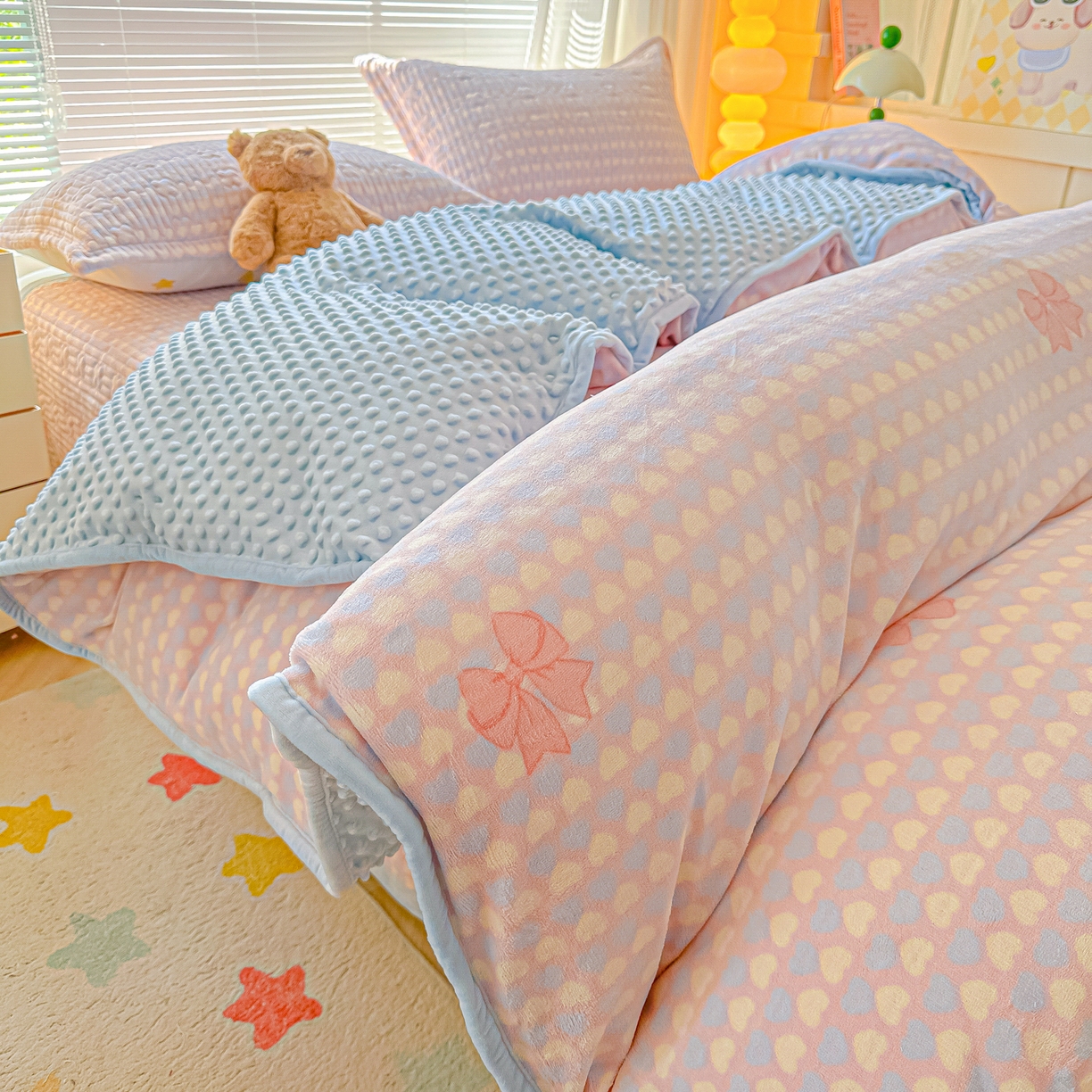 91家纺网 家纺一手货源 找家纺 （总）慕晨 2025新款高克重牛奶绒印花豆豆绒夹棉床盖三件被套四件套