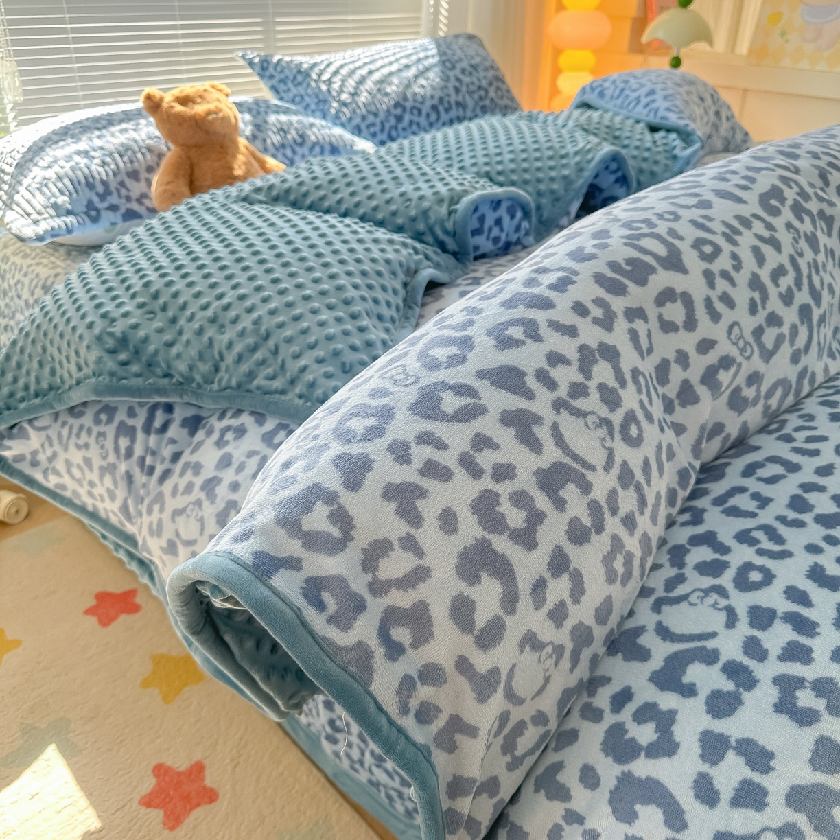 91家纺网 家纺一手货源 找家纺 （总）慕晨 2025新款高克重牛奶绒印花豆豆绒夹棉床盖三件被套四件套