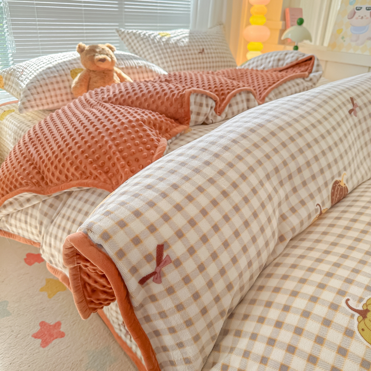 91家纺网 家纺一手货源 找家纺 （总）慕晨 2025新款高克重牛奶绒印花豆豆绒夹棉床盖三件被套四件套