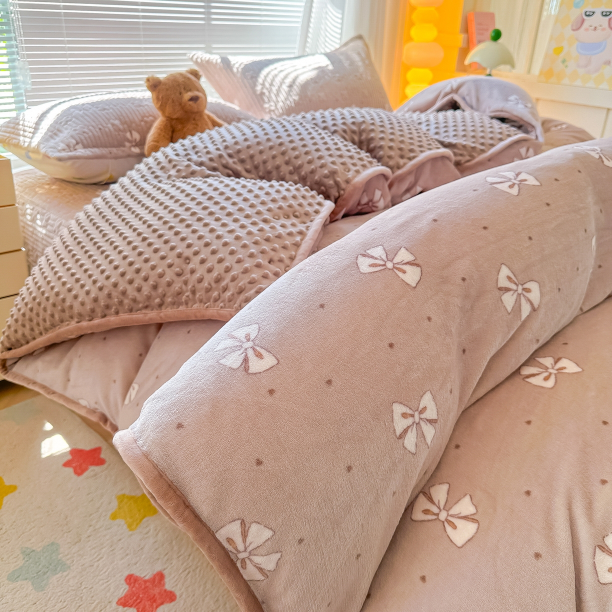 91家纺网 家纺一手货源 找家纺 （总）慕晨 2025新款高克重牛奶绒印花豆豆绒夹棉床盖三件被套四件套