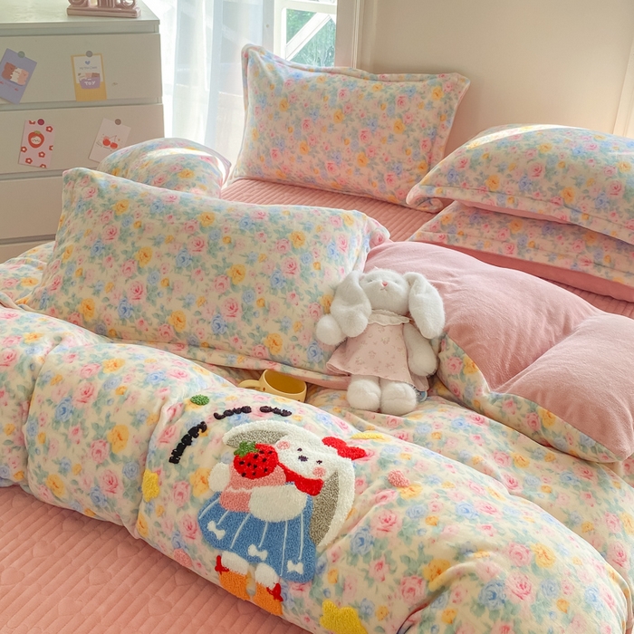 91家纺网 家纺一手货源 找家纺 尚美 2025新款毛巾绣牛奶绒床盖加棉加厚四件套 爆莓兔