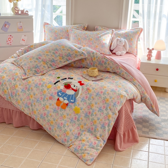 91家纺网 家纺一手货源 找家纺 尚美 2025新款毛巾绣牛奶绒床盖加棉加厚四件套 爆莓兔