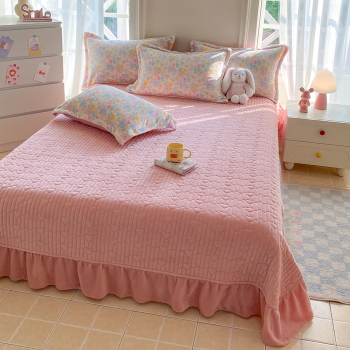 91家纺网 家纺一手货源 找家纺 尚美 2025新款毛巾绣牛奶绒床盖加棉加厚四件套 爆莓兔