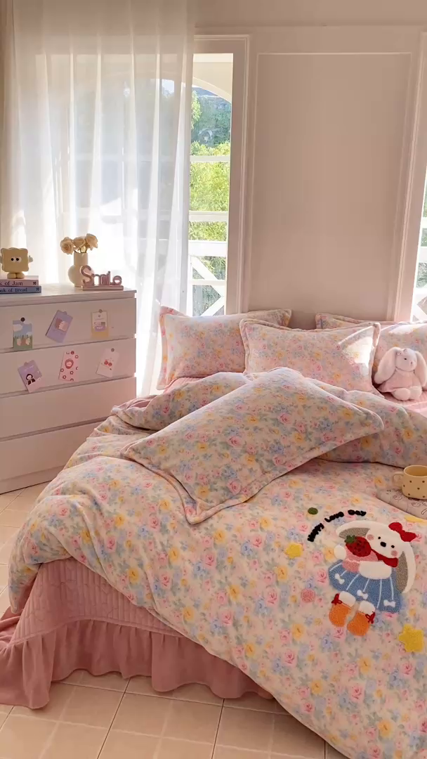 91家纺网 家纺一手货源 找家纺 尚美 2025新款毛巾绣牛奶绒床盖加棉加厚四件套 爆莓兔