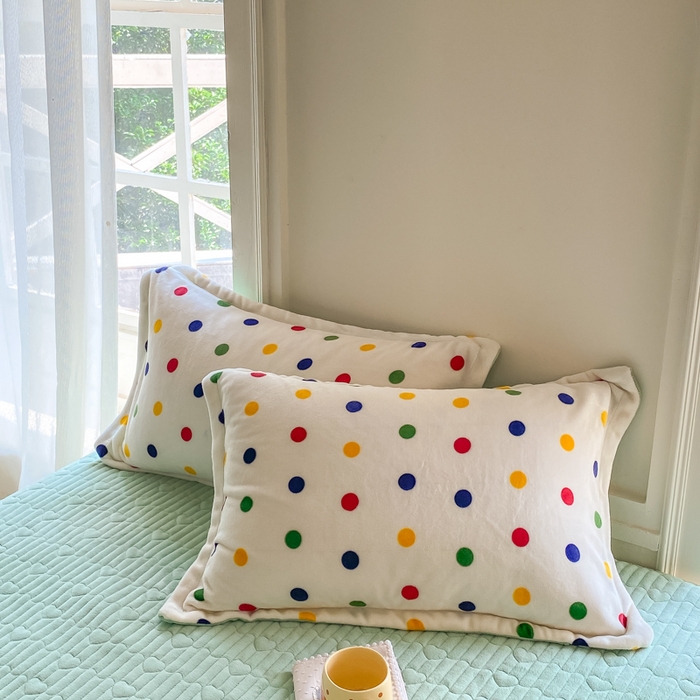 91家纺网 家纺一手货源 找家纺 尚美 2025新款毛巾绣牛奶绒床盖加棉加厚四件套 背带熊猫