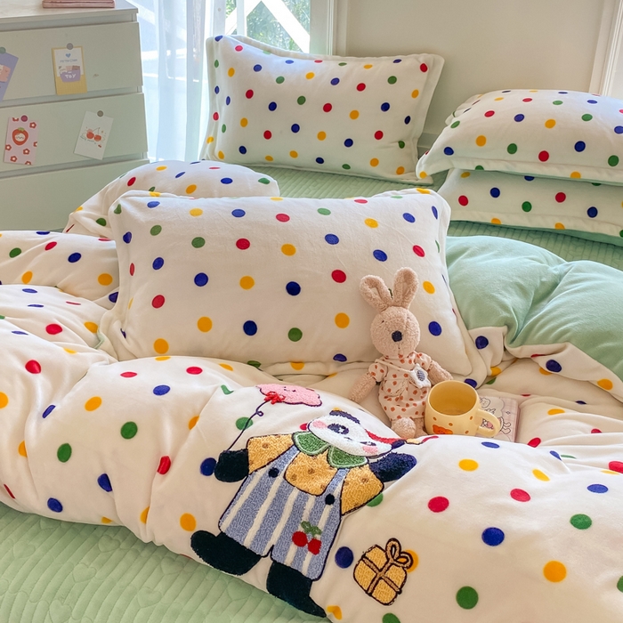 91家纺网 家纺一手货源 找家纺 尚美 2025新款毛巾绣牛奶绒床盖加棉加厚四件套 背带熊猫