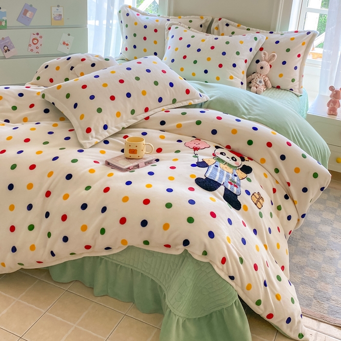 91家纺网 家纺一手货源 找家纺 尚美 2025新款毛巾绣牛奶绒床盖加棉加厚四件套 背带熊猫