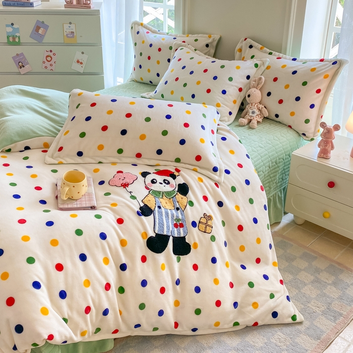 91家纺网 家纺一手货源 找家纺 尚美 2025新款毛巾绣牛奶绒床盖加棉加厚四件套 背带熊猫