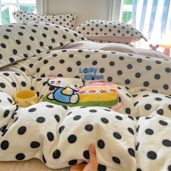 91家纺网 家纺一手货源 找家纺 尚美 2025新款毛巾绣牛奶绒床盖加棉加厚四件套 蛋糕猫