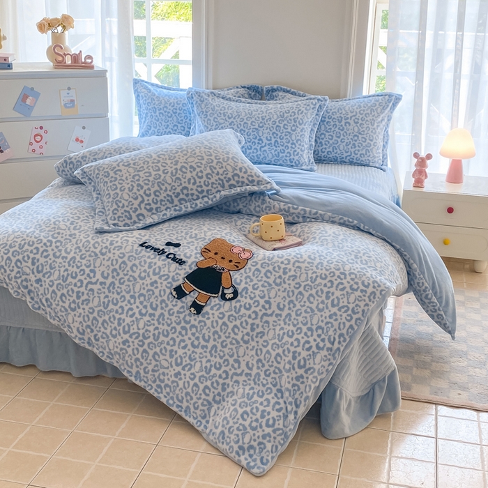 91家纺网 家纺一手货源 找家纺 尚美 2025新款毛巾绣牛奶绒床盖加棉加厚四件套 黑皮猫