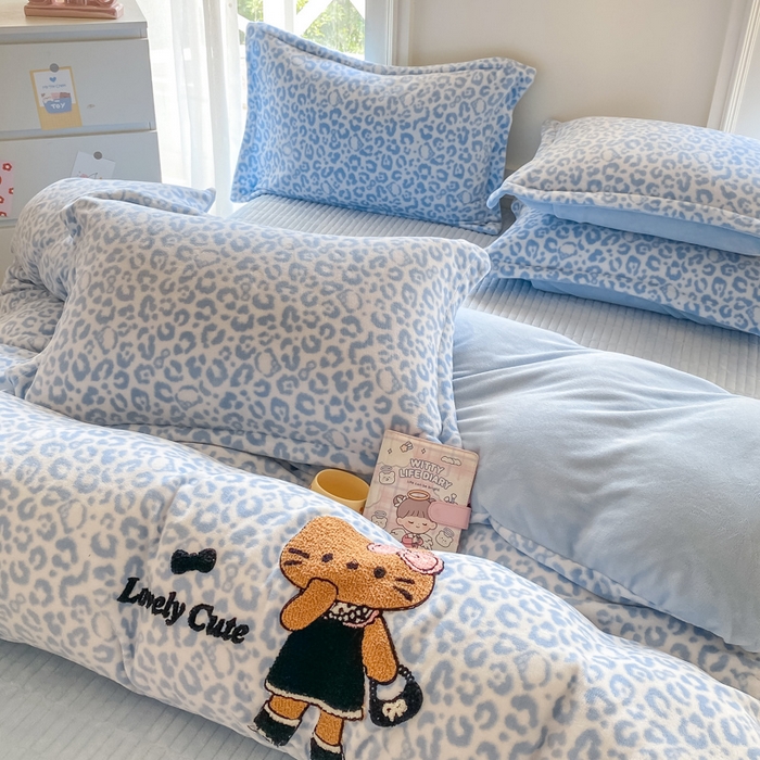 91家纺网 家纺一手货源 找家纺 尚美 2025新款毛巾绣牛奶绒床盖加棉加厚四件套 黑皮猫