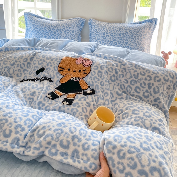 91家纺网 家纺一手货源 找家纺 尚美 2025新款毛巾绣牛奶绒床盖加棉加厚四件套 黑皮猫