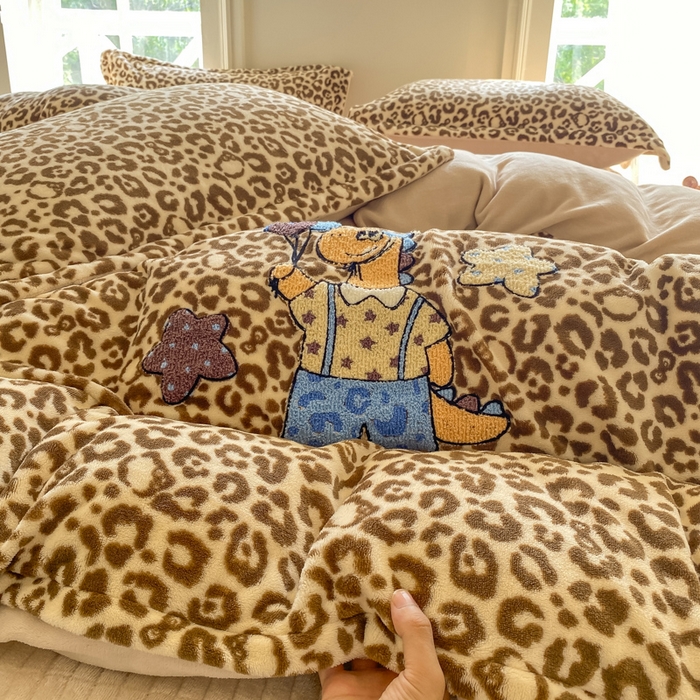 91家纺网 家纺一手货源 找家纺 尚美 2025新款毛巾绣牛奶绒床盖加棉加厚四件套 恐龙