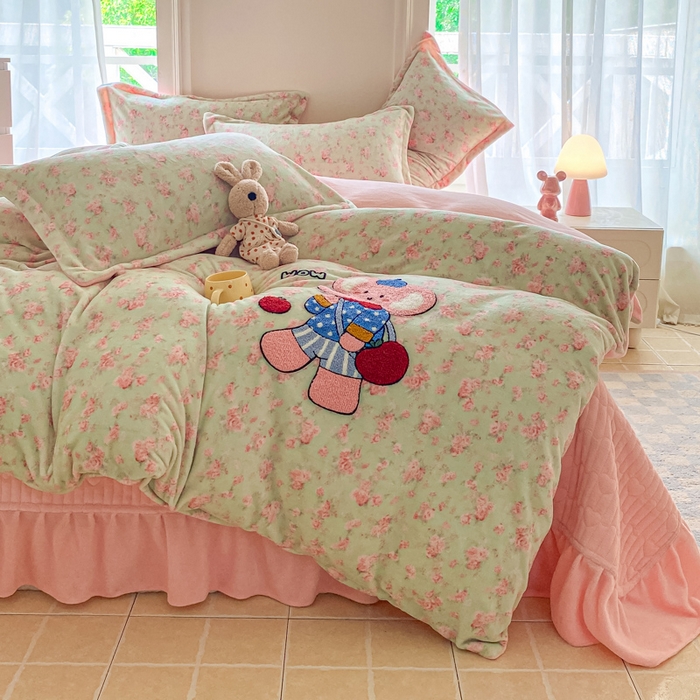 91家纺网 家纺一手货源 找家纺 尚美 2025新款毛巾绣牛奶绒床盖加棉加厚四件套 小粉象