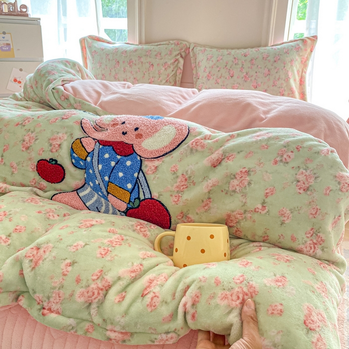 91家纺网 家纺一手货源 找家纺 尚美 2025新款毛巾绣牛奶绒床盖加棉加厚四件套 小粉象