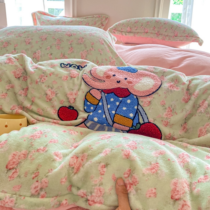 91家纺网 家纺一手货源 找家纺 尚美 2025新款毛巾绣牛奶绒床盖加棉加厚四件套 小粉象